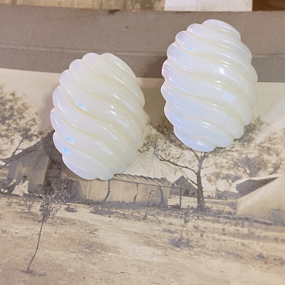 Vintage Mother of Pearl Scalloped Iridescent Shell Pierced Ear Earrings - Picture 7 of 16